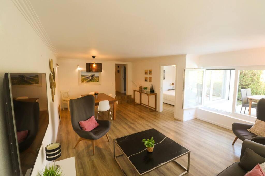 Appartamento Cascais Getaway With A Shared Pool Esterno foto